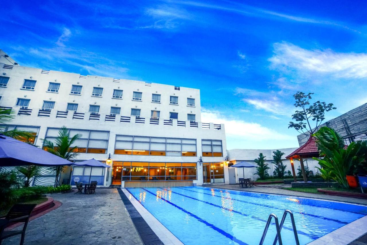 Forbis Hotel Serang Esterno foto